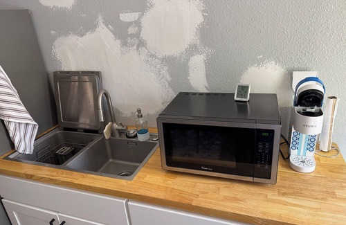 Houston House | Modern 1 Bed Private Guesthouse, close to IAH