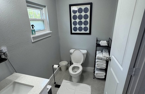 Houston House | Modern 1 Bed Private Guesthouse, close to IAH