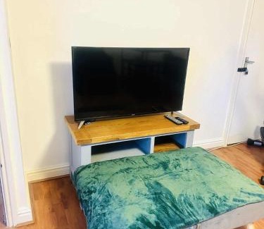 Newark Apartment | Modern 1-Bed Retreat in heart of newark-with ease access to local attractions and transport