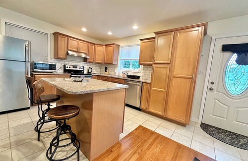Danville Apartment | Modern 1-bedroom apartment in amazing Danville with garage, AC, WiFi