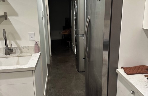 Garfield Condo | Modern 1 bedroom Condo with workspace