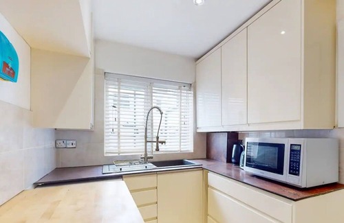 Friern Barnet Apartment | Modern 1 Bedroom Flat 3 Mins to Arnos Grove Tube