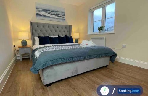 Woking Apartment | Modern 1 bedroom flat with free parking