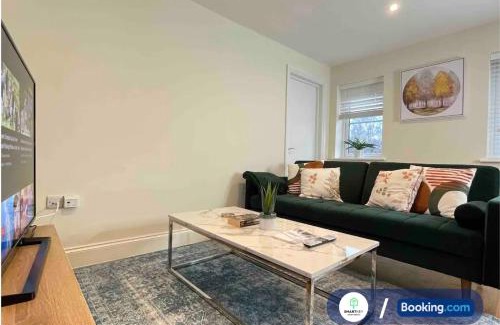 Woking Apartment | Modern 1 bedroom flat with free parking