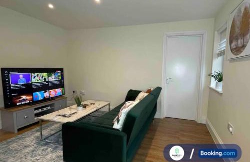 Woking Apartment | Modern 1 bedroom flat with free parking