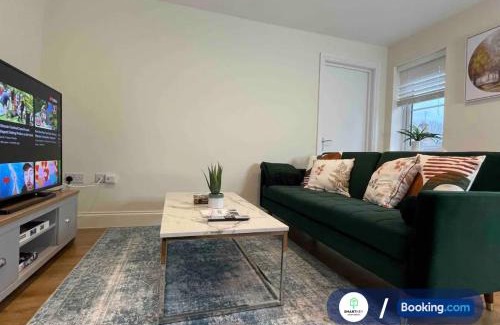 Woking Apartment | Modern 1 bedroom flat with free parking