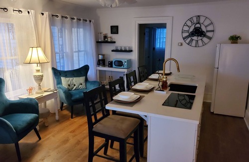 Cartersville House | Modern 1 Bedroom house, kitchen and full bathroom