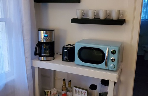 Cartersville House | Modern 1 Bedroom house, kitchen and full bathroom