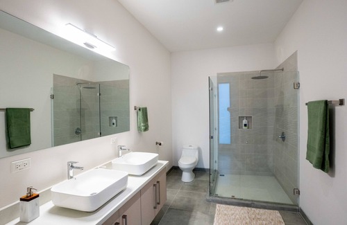 Paraiso House | Modern 1 Bedroom Jungle Retreat