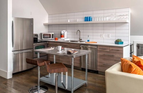 Eighth Avenue House | Modern 1 bedroom loft apartment centrally located