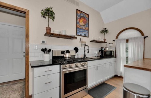 Bay View House | Modern 1 Bedroom Unit Near Central Bay View MKE