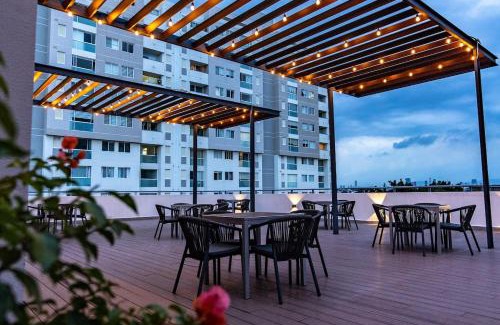 Guadalajara Municipality Apartment | Modern 12th-Floor Penthouse w 2 Balconies & City Views