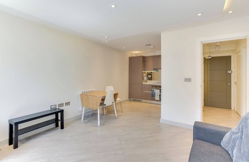 Tower Hamlets Apartment | Modern 1BD Flat, close to Liverpool Street