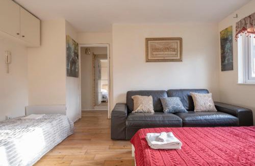 Deptford Apartment | Modern 1Bedroom Apartment Deptford London WIFI Perfect for Solo & Coupled Guests Long Stays Welcome! Sleeps 4