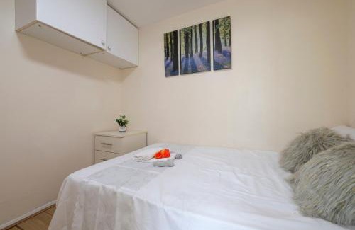 Deptford Apartment | Modern 1Bedroom Apartment Deptford London WIFI Perfect for Solo & Coupled Guests Long Stays Welcome! Sleeps 4