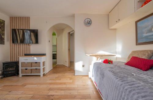 Deptford Apartment | Modern 1Bedroom Apartment Deptford London WIFI Perfect for Solo & Coupled Guests Long Stays Welcome! Sleeps 4