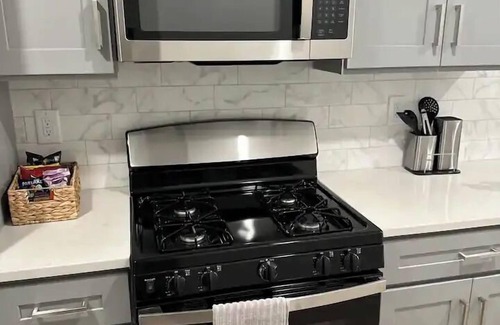 Jersey City Apartment | Modern 1BR 1BA Apartment