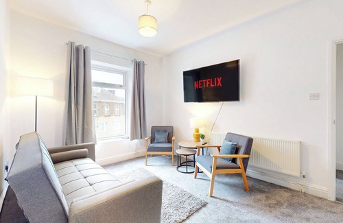 Clydach Apartment | Modern 1BR flat- Perfect for leisure and work. Free parking and WI-FI