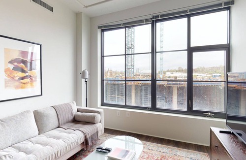 Eisenhower East Apartment | Modern 1BR in The Foundry Near Dtwn DC + Pets OK