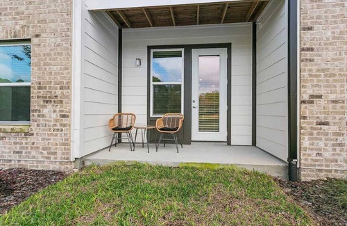 Arlington Apartment | Modern 1BR Retreat with Lake View