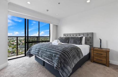Takapuna Apartment | Modern 1BR w Pool Gym Steps to Beach by Zodiak Stays