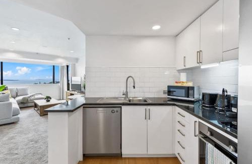 Takapuna Apartment | Modern 1BR w Pool Gym Steps to Beach by Zodiak Stays
