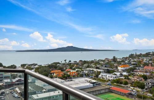 Takapuna Apartment | Modern 1BR w Pool Gym Steps to Beach by Zodiak Stays