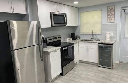Parrish House | Modern 2/1 Sleeps 6 Quiet Dead End St 1/2 Acre Wow