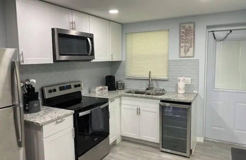 Parrish House | Modern 2/1 Sleeps 6 Quiet Dead End St 1/2 Acre Wow