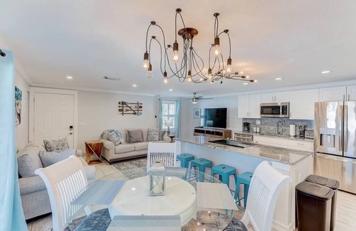 South Bradenton Condo | *Modern 2/2 condo w/pool 6 mins to IMG*