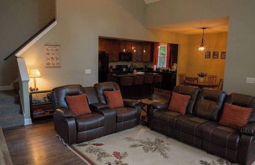 Rockbridge Cabin | Modern 2 BD Cabin With hot tub & Games & Central Loc