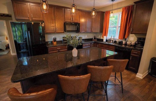 Rockbridge Cabin | Modern 2 BD Cabin With hot tub & Games & Central Loc