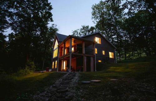 Rockbridge House | Modern 2 BD cabin with hot tub & Games & Central Loc