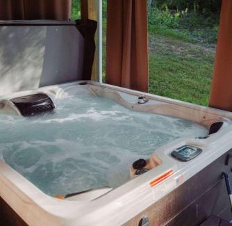 Rockbridge House | Modern 2 BD cabin with hot tub & Games & Central Loc