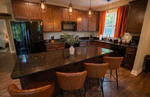 Rockbridge House | Modern 2 BD cabin with hot tub & Games & Central Loc