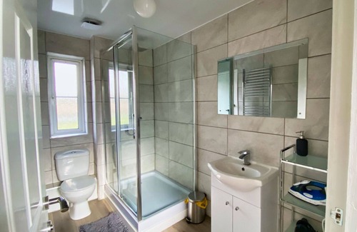Chorlton-on-Medlock House | Modern 2 bdr Home, Spacious Garden, City Center, Free Parking NETFLIX