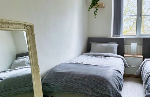 Chorlton-on-Medlock House | Modern 2 bdr Home, Spacious Garden, City Center, Free Parking NETFLIX