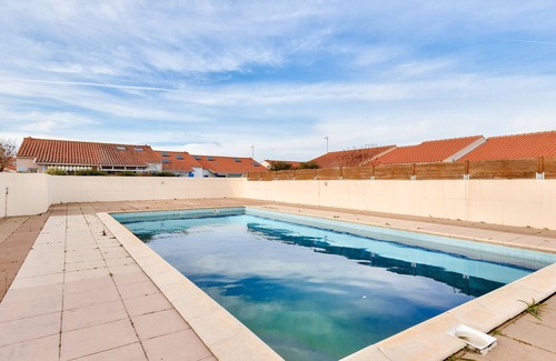 Les Sables d'Olonne Ski Chalet | Modern 2-bedroom house with shared pool