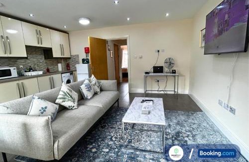 Watford Apartment | Modern 2 Bed 2 Bath Apartment Free Parking