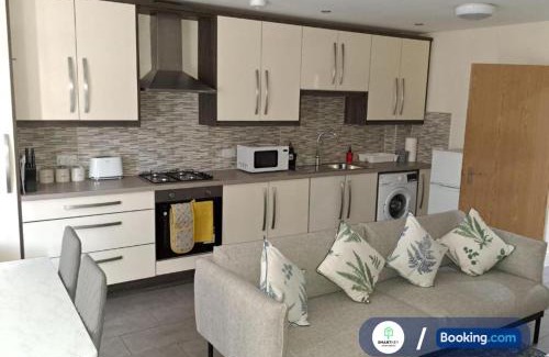 Watford Apartment | Modern 2 Bed 2 Bath Apartment Free Parking