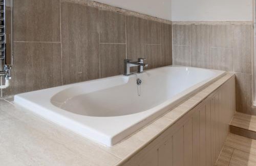 Sittingbourne House | Modern 2 bed 2 Bath House in Sittingbourne by Splendid Stays