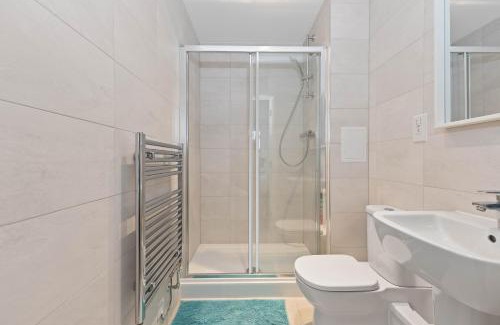 Brondesbury Park Apartment | Modern 2 Bed 2 Bath with Patio Access