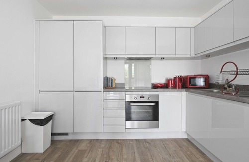 Brondesbury Park Apartment | Modern 2 Bed 2 Bath with Patio Access