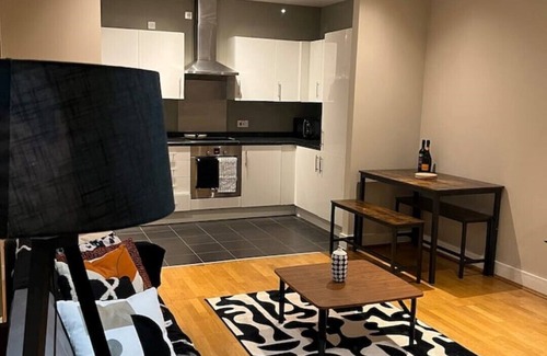 Copers Cope Apartment | Modern 2 Bed Apartment Next To Station + Parking