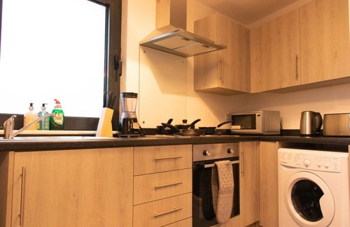 George Green Apartment | Modern 2 Bed Apartment Minutes Away From Heathrow