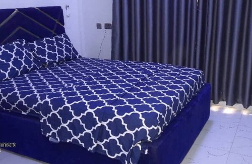 Cape Coast Bed & Breakfast | Modern 2 bed apartment with balcony, kitchen and air-con. Close to castle tours