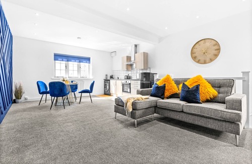 Margam House | Modern 2 bed apartment, centre of town