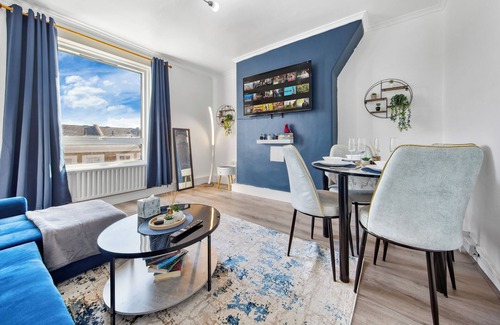Walworth Apartment | Modern 2-Bed Apartment Sleeps 7