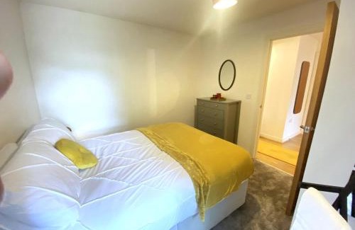 Queens Quarter Apartment | Modern 2 Bed apartment w parking