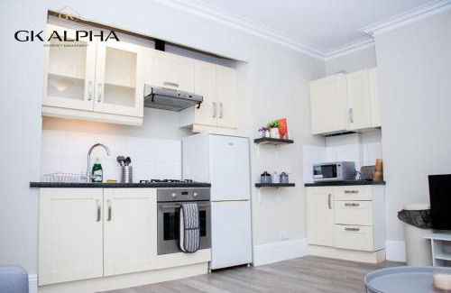 Reading Apartment | Modern 2-Bed Apartment with Wi-Fi & Parking Near Royal Berkshire Hospital & Reading Station
